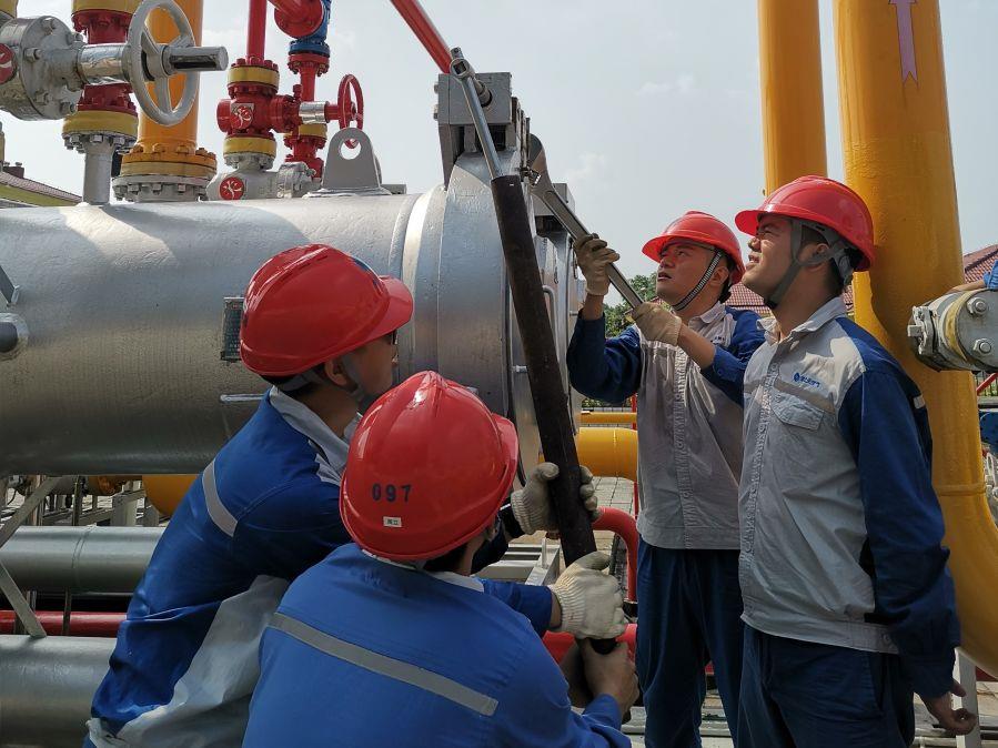 鄂東維搶隊(duì)檢修過濾分離器(拍攝:胡俊) 鄂東維搶隊(duì)檢修過濾分離器(拍攝:胡俊)