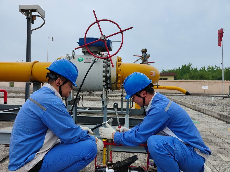 鄂西南維搶隊(duì)進(jìn)行閥門注脂清洗作業(yè)(拍攝:胡振浩) 鄂西南維搶隊(duì)進(jìn)行閥門注脂清洗作業(yè)(拍攝:胡振浩)