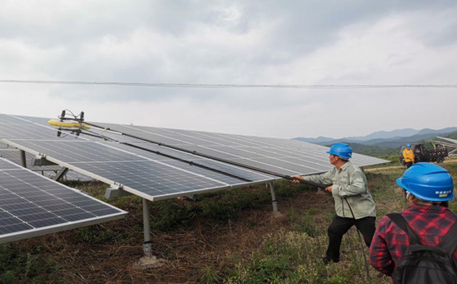 作業人員正在清洗組件(攝影:向龍) 作業人員正在清洗組件(攝影:向龍)