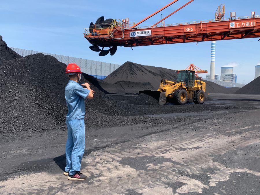 現場管理員指揮收攢垛作業(攝影:張華鑫) 現場管理員指揮收攢垛作業(攝影:張華鑫)