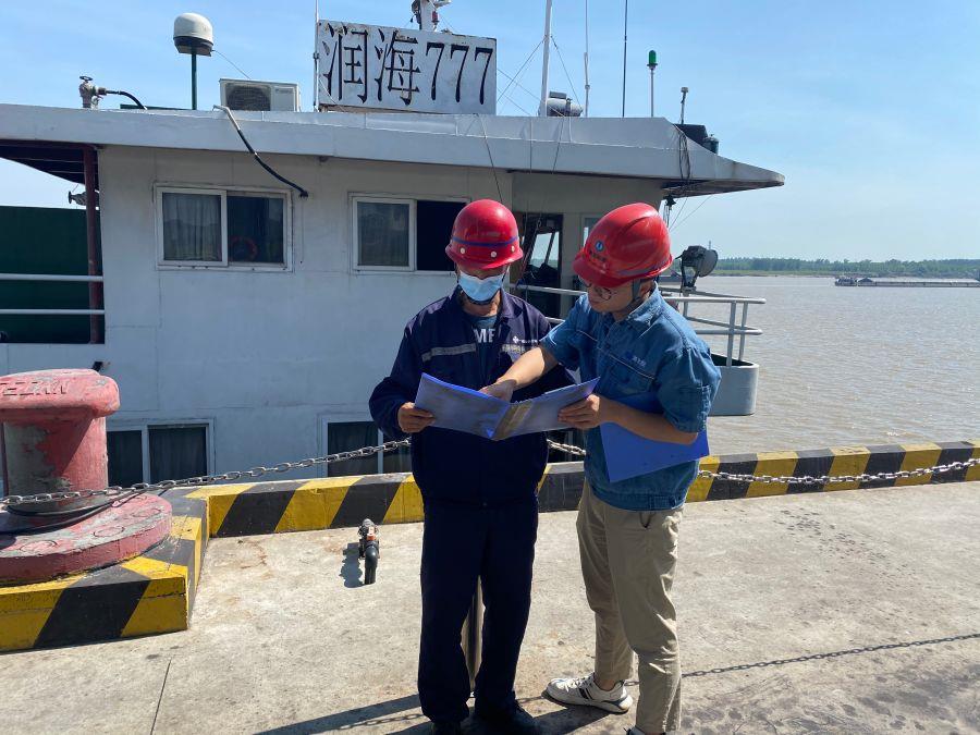 計劃員對裝船指導員進行岸電使用表培訓(攝影:嚴創) 計劃員對裝船指導員進行岸電使用表培訓(攝影:嚴創)