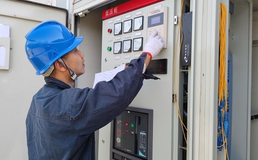 湖北省技術(shù)能手白樂(lè)在檢查箱變參數(shù)(攝影:蘇新良) 湖北省技術(shù)能手白樂(lè)在檢查箱變參數(shù)(攝影:蘇新良)