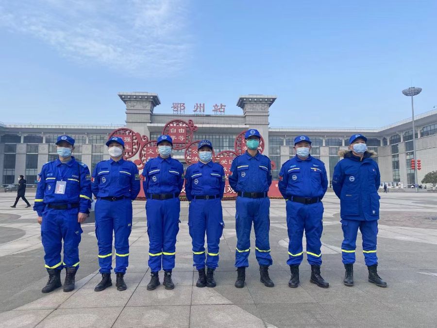 陳浩（右三）與藍天救援隊合影