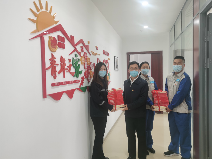 贈書合影 贈書合影