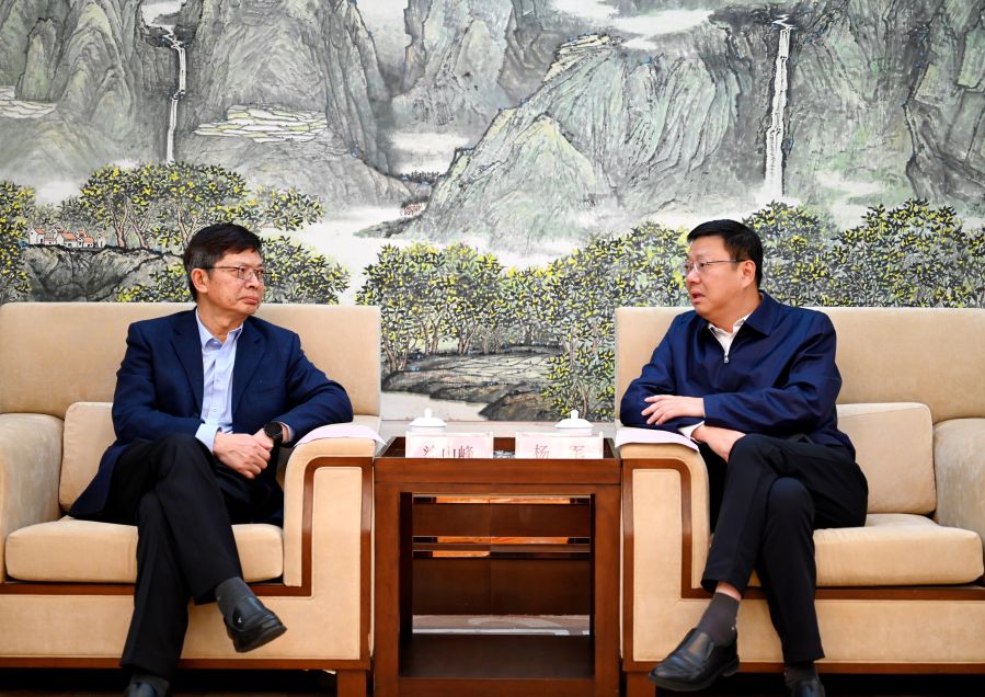 涂山峰10月8日與咸寧市政府座談(省天然氣公司供稿) 涂山峰10月8日與咸寧市政府座談(省天然氣公司供稿)