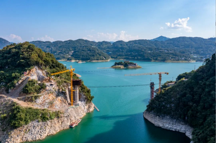 建設(shè)中的峽洞巖大橋 攝影：胡九思