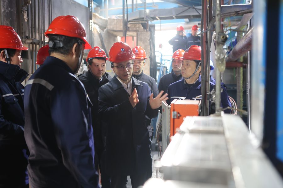 檢查2號(hào)鍋爐低氮改造（鄂州發(fā)電公司供稿）